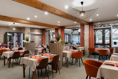 Restaurant ou autre lieu de restauration dans l'établissement Logis Hôtel Restaurant Saint Romain - Piscine saisonnière