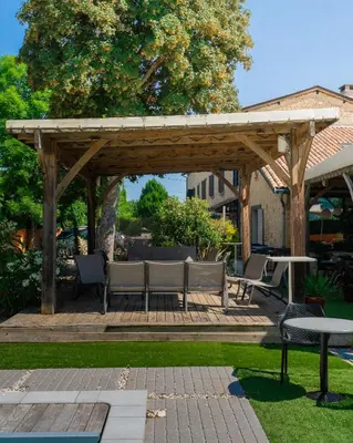 Jardin de l'établissement Logis Hôtel Restaurant Saint Romain - Piscine saisonnière