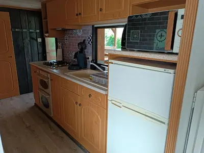 Cuisine ou kitchenette dans l'établissement Mobil-home isolé avec jacuzzi - la Cubanière