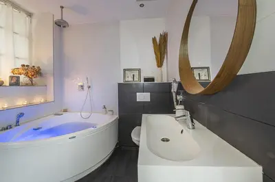 Salle de bains dans l'établissement Small studio near the Rhône riverbanks cozy with whirlpool bath