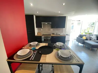 Cuisine ou kitchenette dans l'établissement Le jardin suspendu