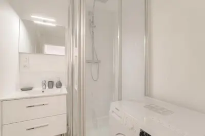 Salle de bains dans l'établissement Cosy au centre dOullins avec garage