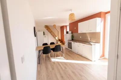Cuisine ou kitchenette dans l'établissement KASA DUPLEX - Climatisation - Balcon - Parking Privé