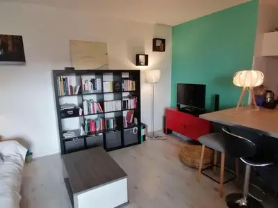 Bibliothèque dans l'appartement