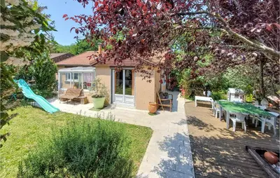 Jardin de l'établissement Gorgeous Home In Francheville With Wifi