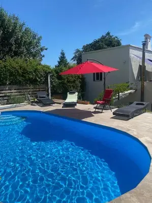 Piscine de l'établissement VILLA LES TERRASSES dans la nature avec piscine à 2 pas de Lyon, ou située à proximité