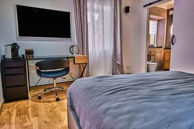 Télévision ou salle de divertissement dans l'établissement Le Manoir de Brénaz