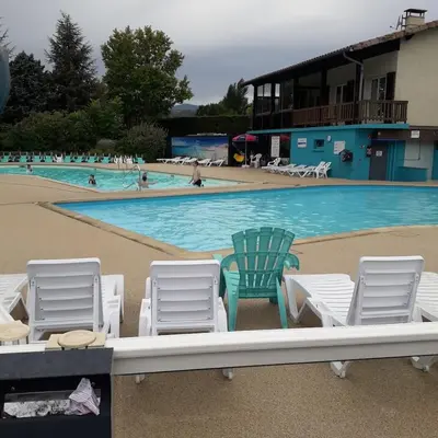 Piscine de l'établissement Mobile-home dans camping 4 étoiles ou située à proximité