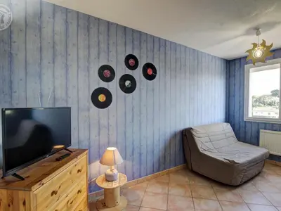Télévision ou salle de divertissement dans l'établissement Gîte charmant en campagne près du Pilat - FR-1-496-295
