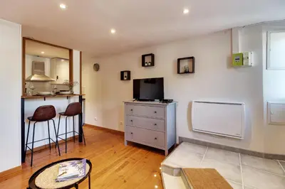 Télévision ou salle de divertissement dans l'établissement Appartement cosy, confortable et idéalement situé