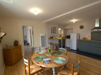 Cuisine ou kitchenette dans l'établissement Charmant appartement au-dessus d'un salon de thé avec patio et décoration contemporaine - FR-1-496-298