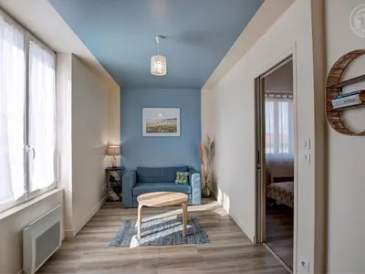 Coin salon dans l'établissement Charmant appartement au-dessus d'un salon de thé avec patio et décoration contemporaine - FR-1-496-298