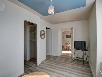 Télévision ou salle de divertissement dans l'établissement Charmant appartement au-dessus d'un salon de thé avec patio et décoration contemporaine - FR-1-496-298
