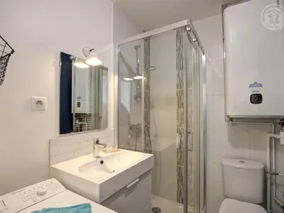 Salle de bains dans l'établissement Charmant appartement au-dessus d'un salon de thé avec patio et décoration contemporaine - FR-1-496-298
