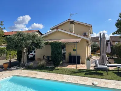 Piscine de l'établissement Villa individuelle - CHASSIEU ou située à proximité
