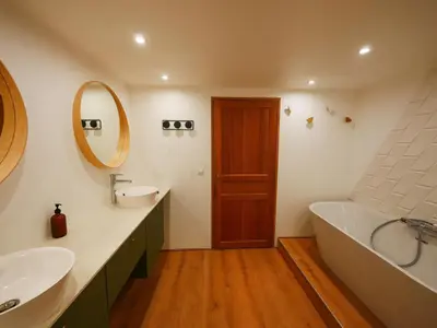 Salle de bains dans l'établissement Gite de la Source-maison climatisée