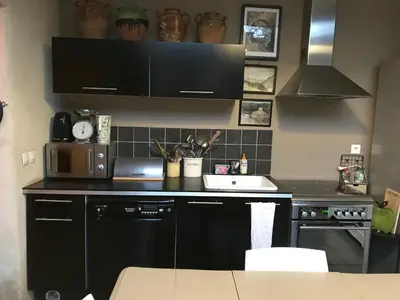 Cuisine ou kitchenette dans l'établissement Maison complète 