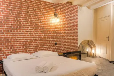 Un ou plusieurs lits dans un hébergement de l'établissement Industrial-style studio with bathtub, Vieux-Lyon