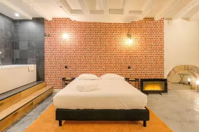 Un ou plusieurs lits dans un hébergement de l'établissement Industrial-style studio with bathtub, Vieux-Lyon