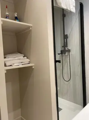 Salle de bains dans l'établissement Studio équipé en rez de jardin