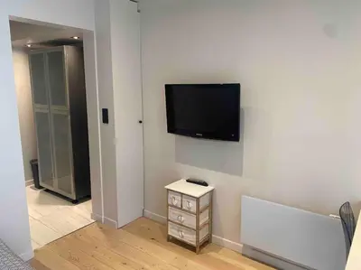 Télévision ou salle de divertissement dans l'établissement Studio équipé en rez de jardin