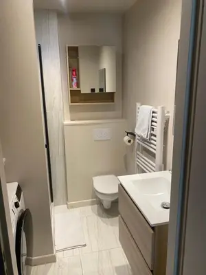 Salle de bains dans l'établissement Studio équipé en rez de jardin