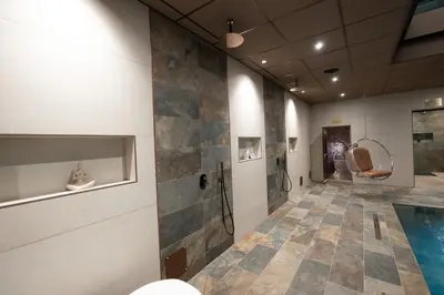 Salle de bains dans l'établissement CARACALLA PRIVE - Chambres d'hôtes avec Piscine, Jaccuzi et Hammam privatifs