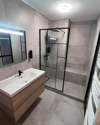 Salle de bains dans l'établissement appartement avec jaccuzzi 15 min du centre de lyon