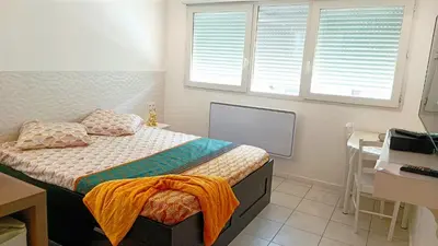 Un ou plusieurs lits dans un hébergement de l'établissement Bron centre appartement meublé avec jacuzzi