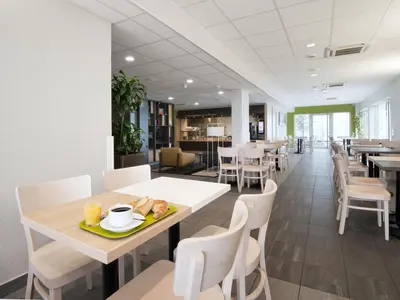 Restaurant ou autre lieu de restauration dans l'établissement B&B HOTEL Lyon Sud États-Unis