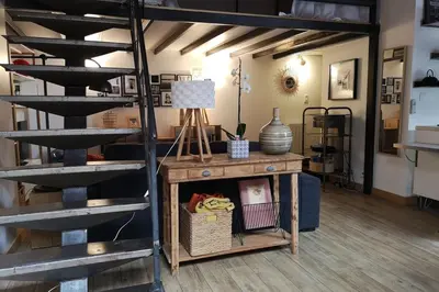 Cuisine ou kitchenette dans l'établissement Authentic Loft with Mezzanine & Exposed Stones Heart of Lyon