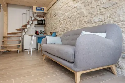 Coin salon dans l'établissement Duplex with exposed stone Heart of Lyon 3rd arrondissement near Part-Dieu