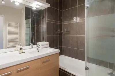 Salle de bains dans l'établissement Chez Léon - Métro, Bus, Garage Double, 6 Personnes