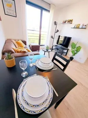 Coin salon dans l'établissement Le Valmy: appartement lumineux au pied du métro