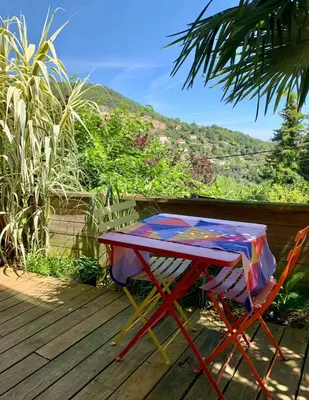 Vue générale sur la montagne ou vue sur la montagne depuis le séjour chez l'habitant