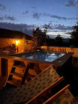 Piscine de l'établissement Maison sur cour et véranda ou située à proximité