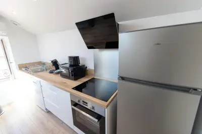 Cuisine ou kitchenette dans l'établissement KASA NOVA - Tout équipé & CLIMATISATION