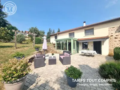 Jardin de l'établissement Gîte spacieux avec jardin et terrasse à Saint-Galmier - FR-1-496-300