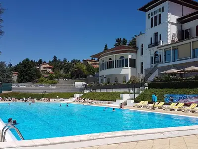Piscine de l'établissement Gîte spacieux avec jardin et terrasse à Saint-Galmier - FR-1-496-300 ou située à proximité
