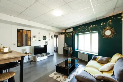 Télévision ou salle de divertissement dans l'établissement Charmant logement Villefranche