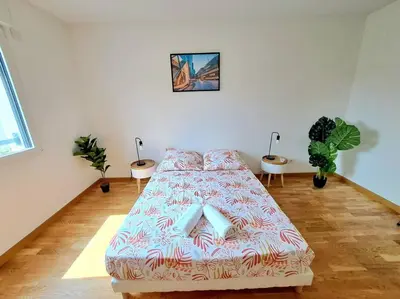 Un ou plusieurs lits dans un hébergement de l'établissement Casa Rosa, au calme avec garage privé et balcon