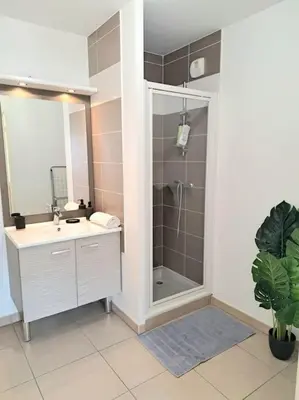 Salle de bains dans l'établissement Casa Rosa, au calme avec garage privé et balcon