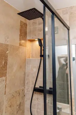 Salle de bains dans l'établissement Studio design rénové/ Berges du Rhone