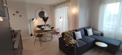 Coin salon dans l'établissement Arty Appart - Eurexpo - Parking box privé - Balcon - Sauna en option