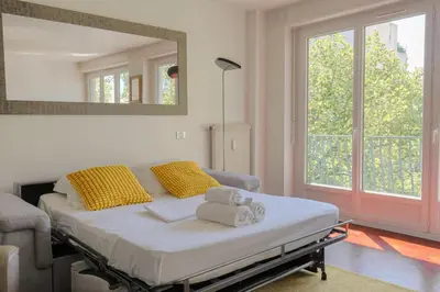 Un ou plusieurs lits dans un hébergement de l'établissement Spacieux et charmant 100m2 à 4 min de Tête d'Or