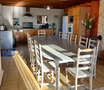 Cuisine ou kitchenette dans l'établissement Gîte LES GOUTTES