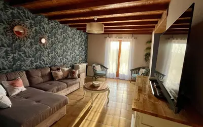 Coin salon dans l'établissement Gîte LES GOUTTES