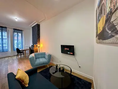 Télévision ou salle de divertissement dans l'établissement Cosy appart Lyon Part Dieu Félix 2