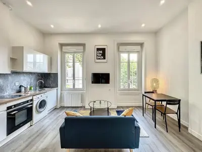 Cuisine ou kitchenette dans l'établissement Appartement confortable Lyon Part Dieu Felix 1