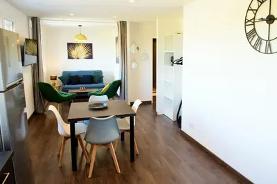 Télévision ou salle de divertissement dans l'établissement Le Forez Appartement 4 pers ou Studio 2 pers